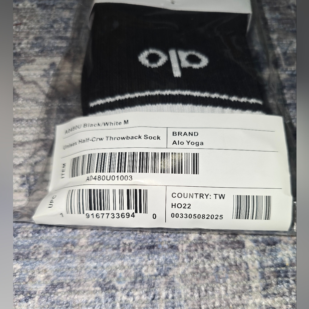 Alo Yoga Unisex Half-Crew Sock Athletic Core: Black/White Medium $34 - Picture 6 of 11